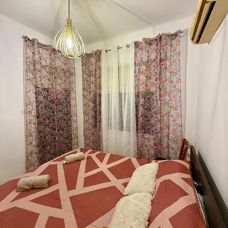 Rooms Stadiou 호스텔 *